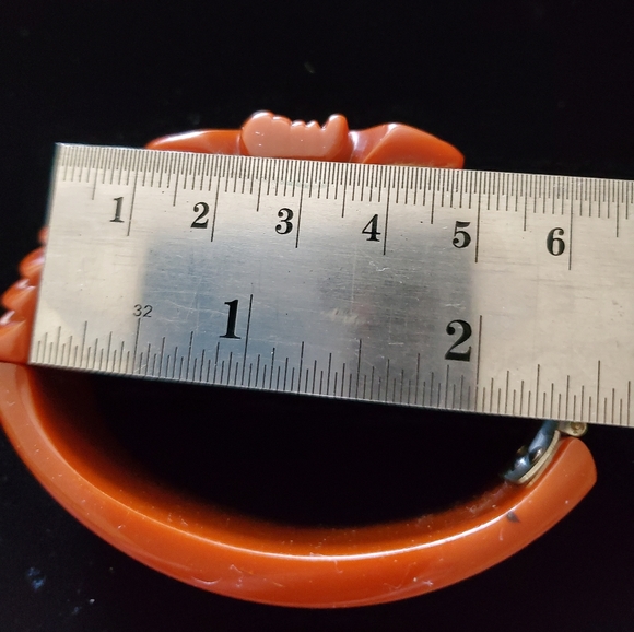Carved Bakelite Bangle Caramel Floral Hinged 1930's 1940's - Picture 12 of 13